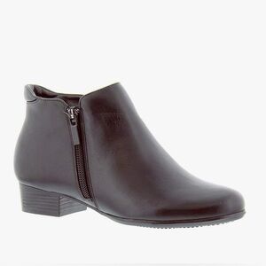 Trotters Women's Major Ankle Bootie, Black, 7M